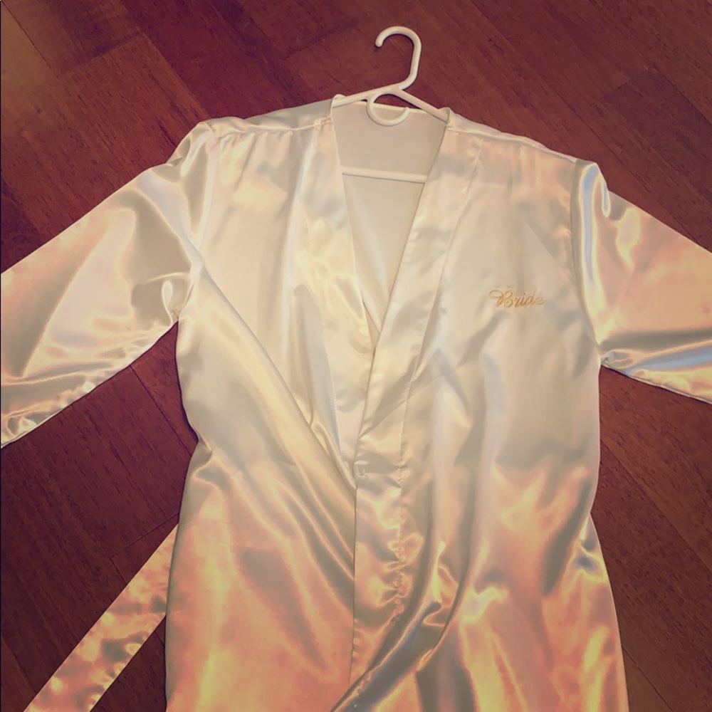 Bride 👰🏽 Satin Robe